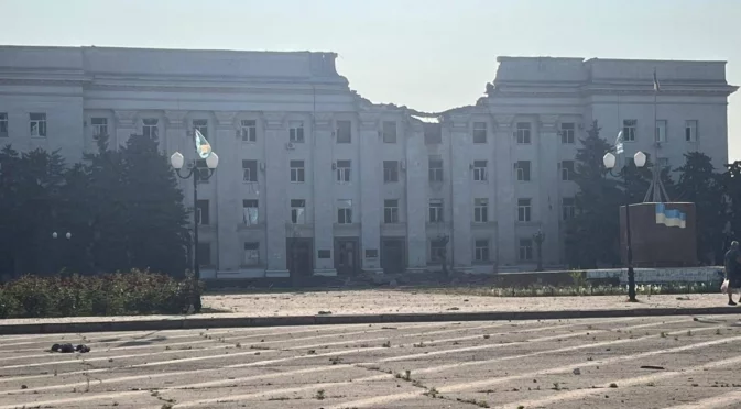 Русия удари фатално автобус в Херсон, Украйна порази сграда с руски военни и система "Оса" (ВИДЕО)