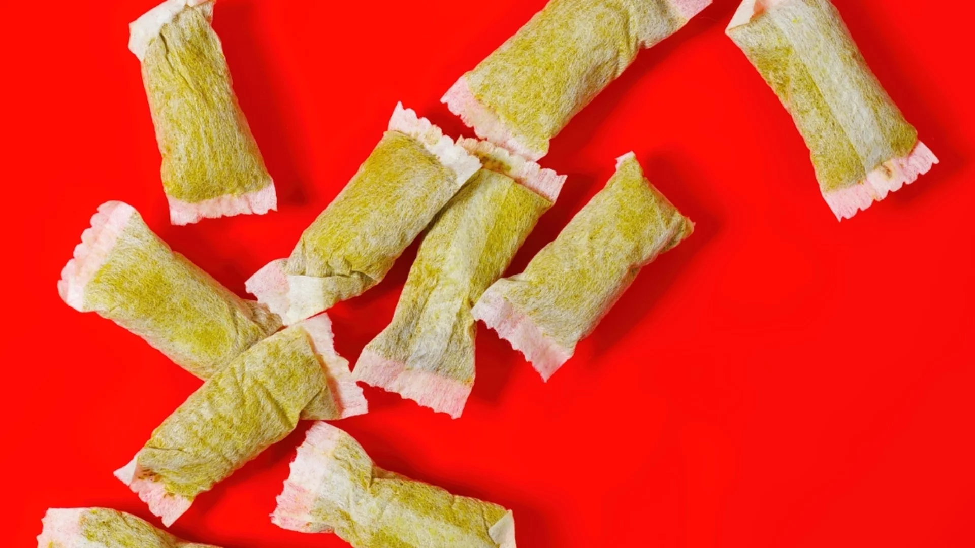 Депутат от БСП показа в парламента какво смучат младите хора (ВИДЕО)