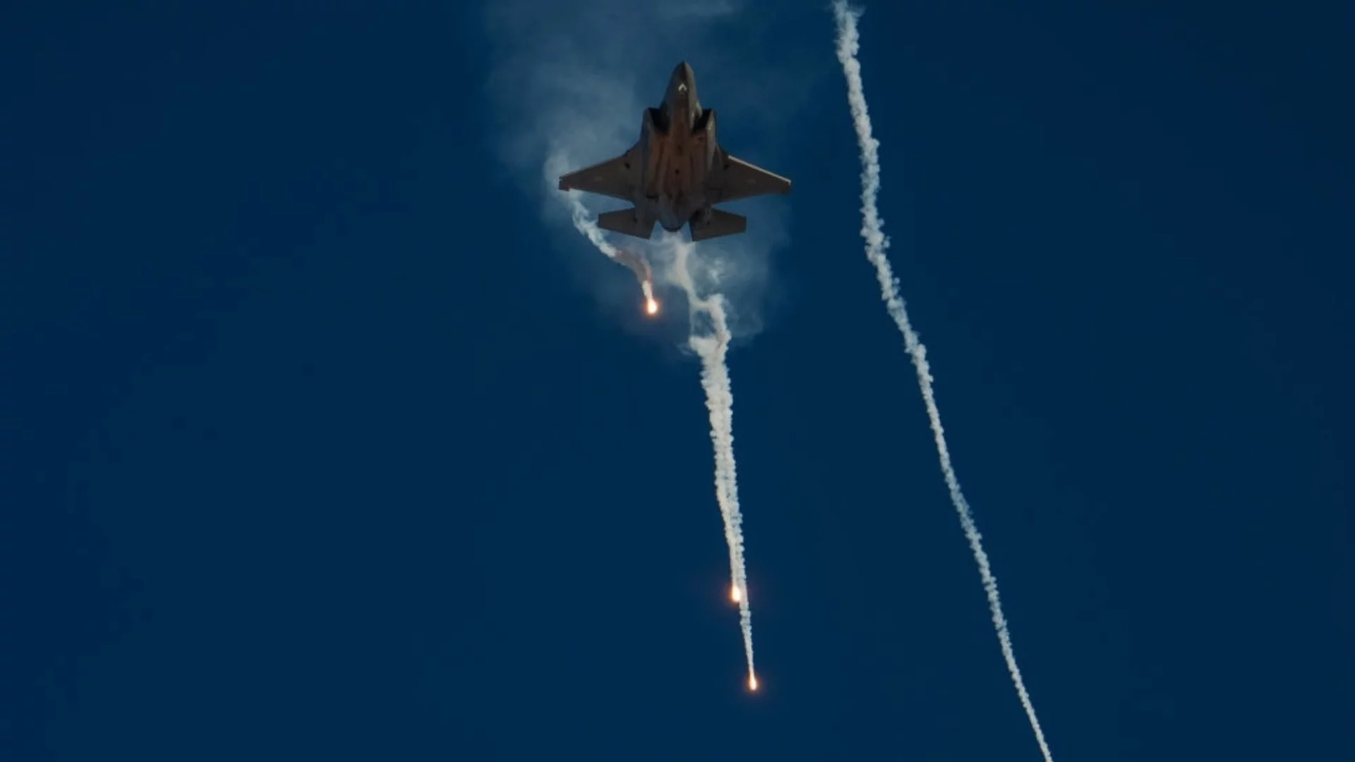 Изтребители и военни самолети: Данни какво събира САЩ за предстояща операция срещу Иран (ВИДЕО)