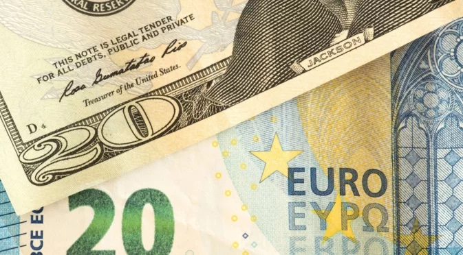 Какво означава слабият долар за САЩ и Европа?