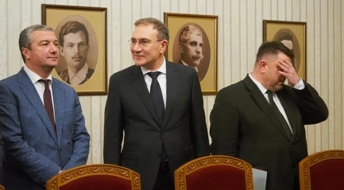 Раздорът в БСП върви към победа на младите и реформаторите. "Трябва едно поколение да се оттегли"