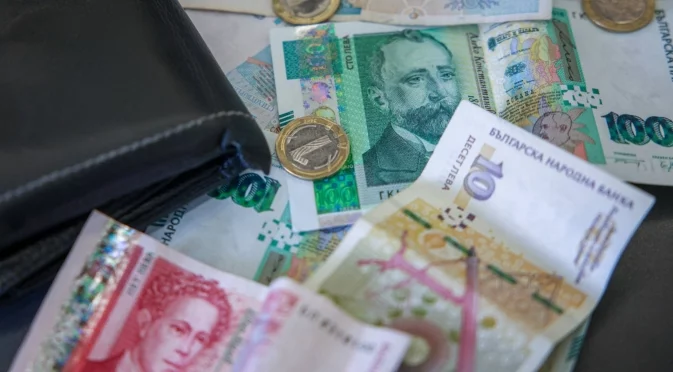 Левът е в историята, плащаме само с евро