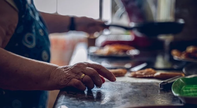 „Благодаря на Господ, че е тази гривна“. Лина и нейният съюзник срещу болестта