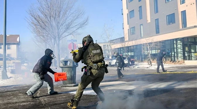 Арестуваха бивш журналист от CNN, заснел протестите срещу ICE в Минеаполис