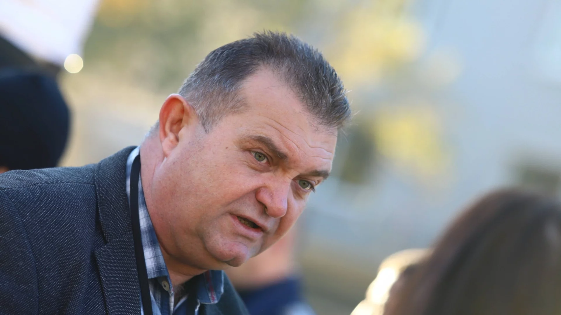 От "БОЕЦ" посрещнаха Румен Радев пред БНТ (ВИДЕО)