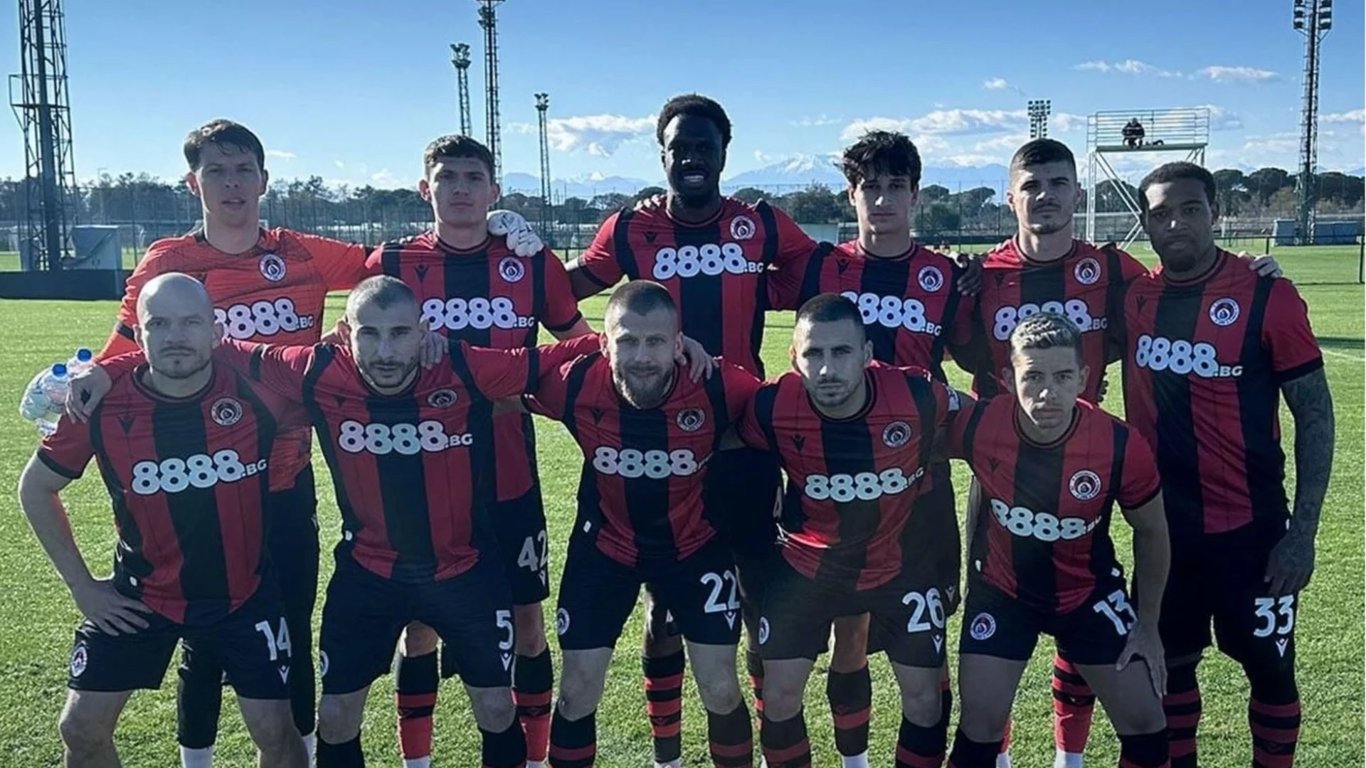 Звезда от Първа лига е арестувана на летище в Лондон