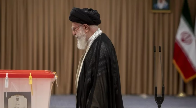 В бункер ли е: Върховният лидер на Иран се появи отново