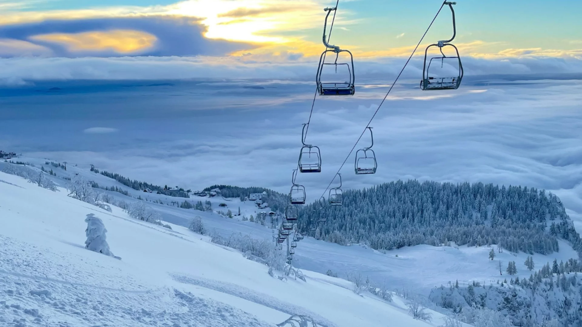 Над 50 души бяха блокирани на лифт в планински курорт