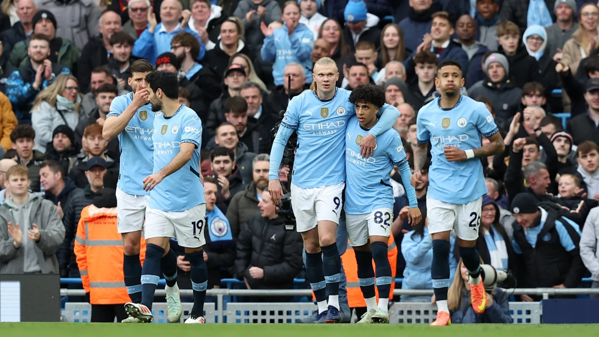 Манчестър Сити профука два гола аванс и направи огромна услуга на Арсенал