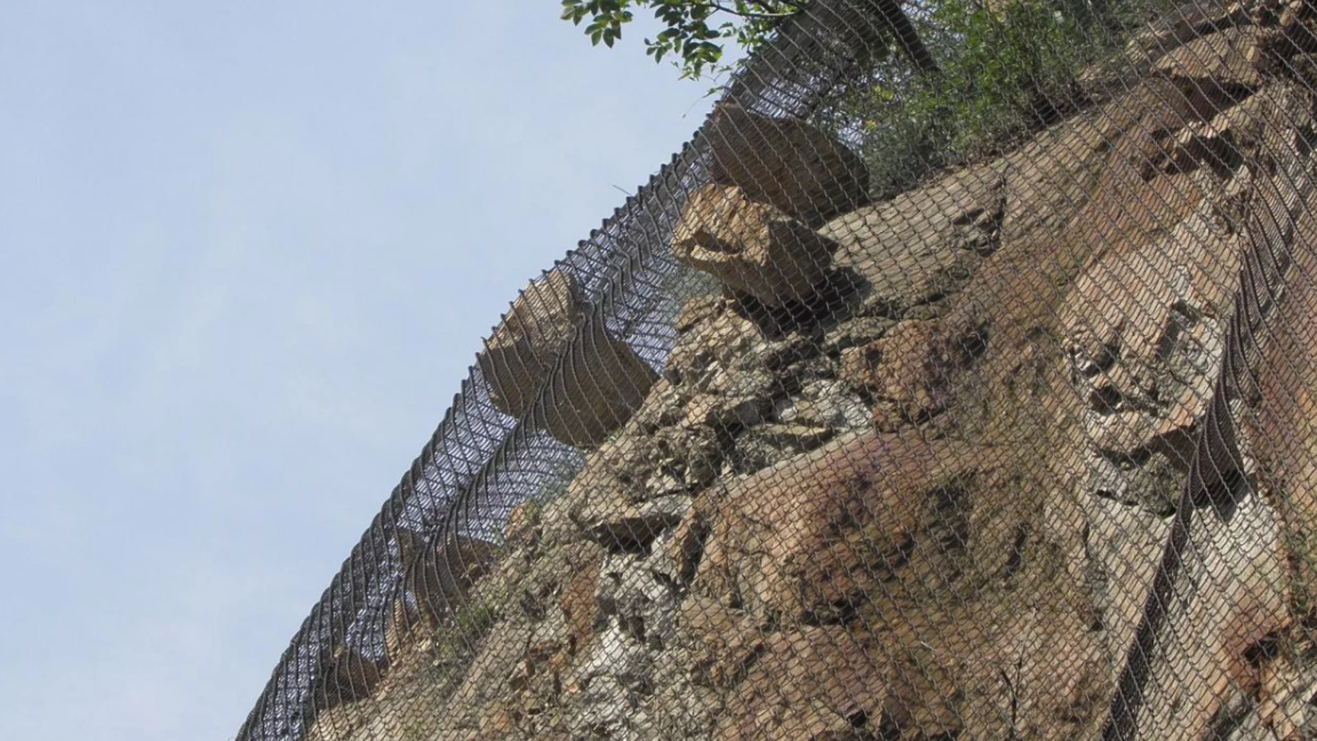 Скална маса блокира движението в Кресненското дефиле