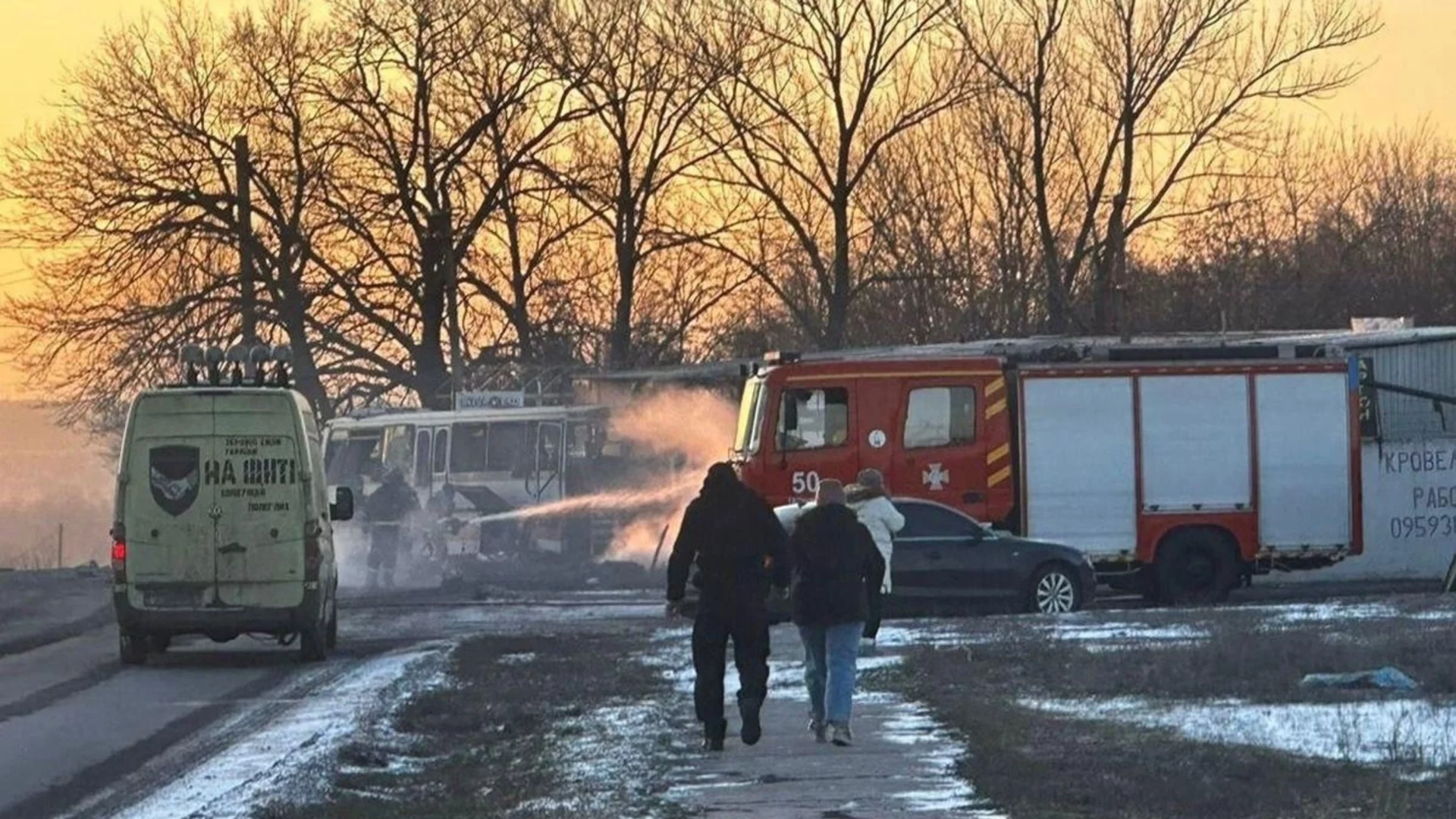 Много жертви и ранени, след като руски дрон падна до автобус в източна Украйна (СНИМКИ)