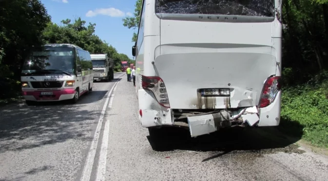 Загинали и ранени при автобусна катастрофа в Турция