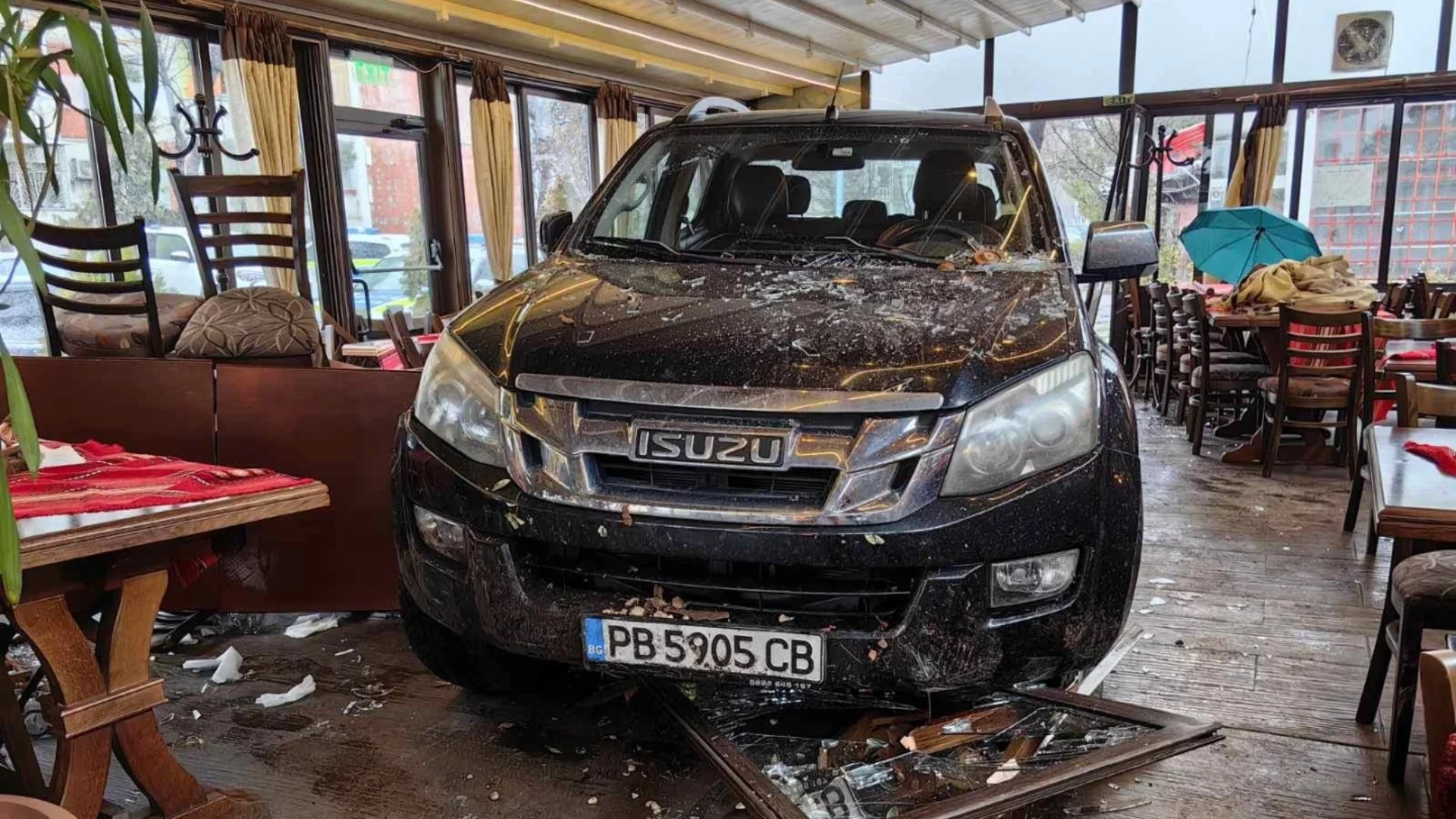 Сбърка "директна" със "задна" скорост: Обяснение как джип помля заведение (СНИМКИ)