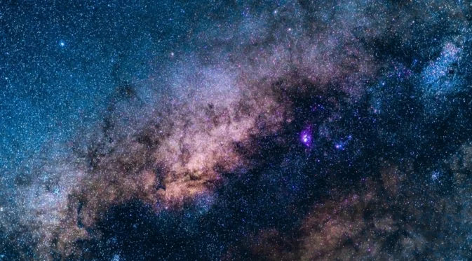 Астрономи откриха звезди, които "бягат" от Млечния път