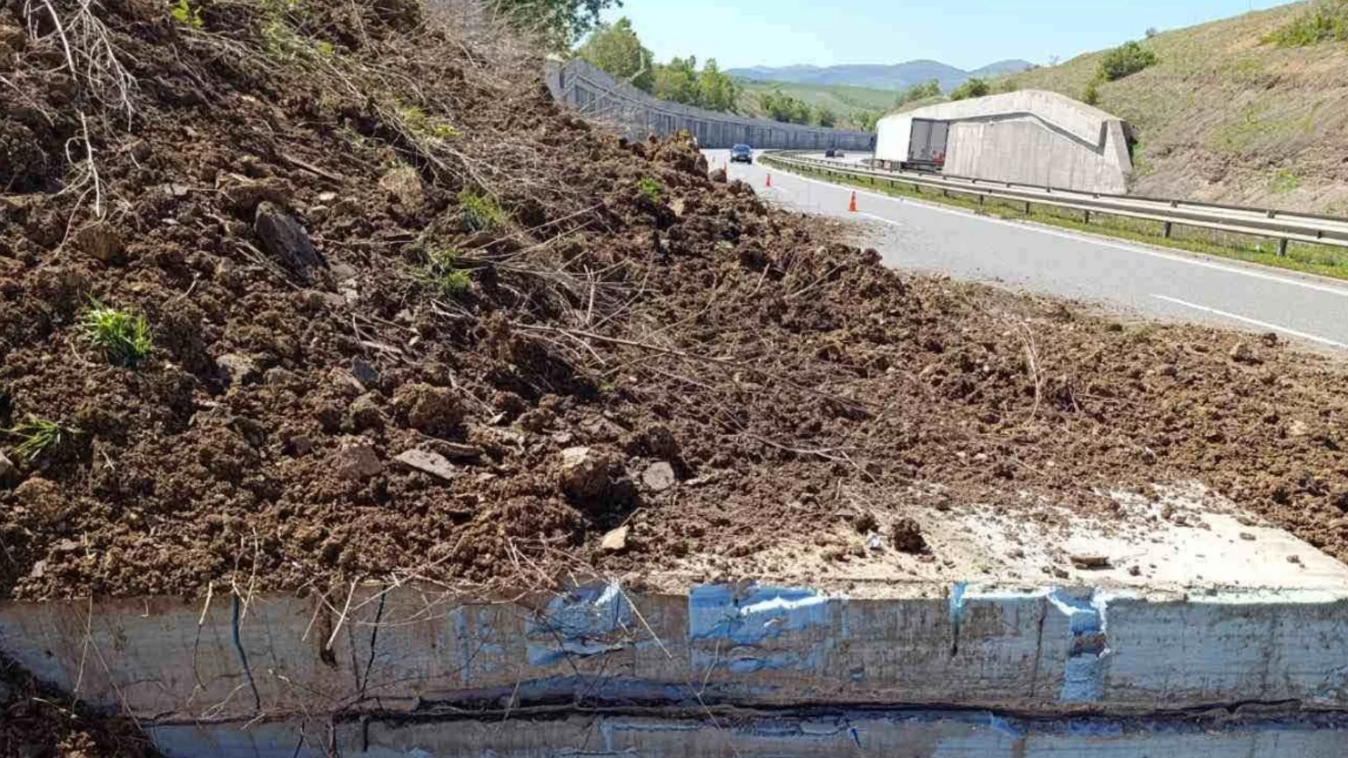 Голямо свлачище затвори магистрала в Гърция