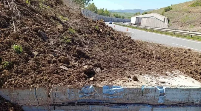 Голямо свлачище затвори магистрала в Гърция