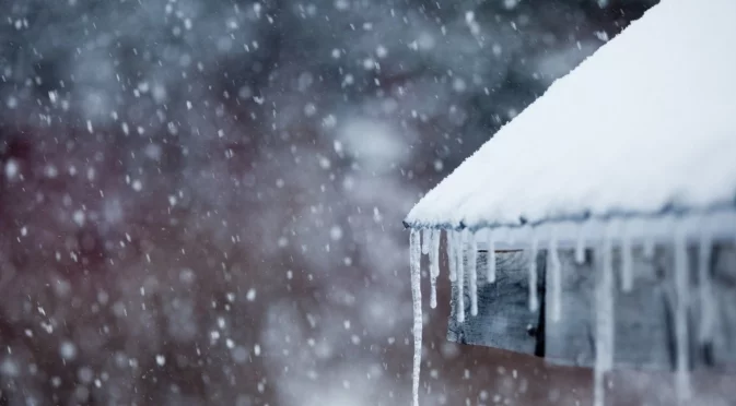 Не земетресение, а сняг: Вижте как къща се срути в Турция (ВИДЕО)