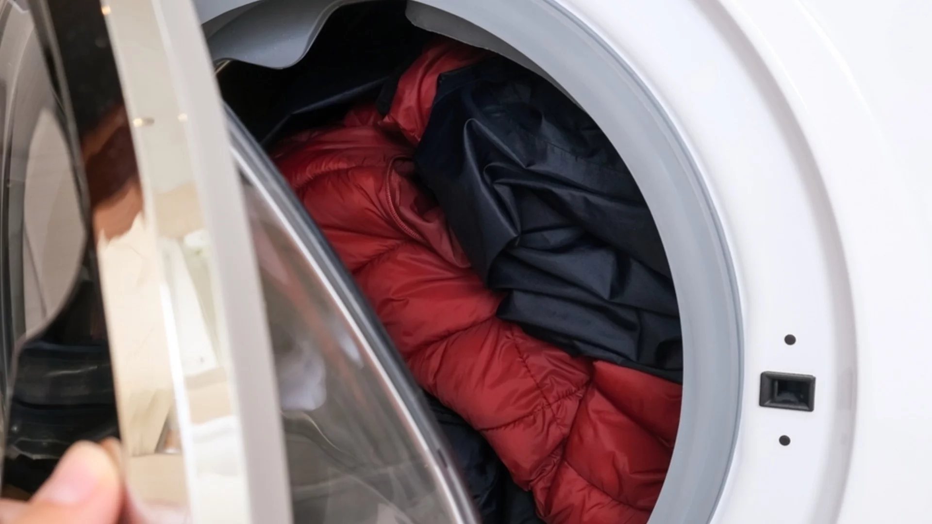 Дрехите, които скъсяват живота на пералнята: НЕ ги слагайте в нея