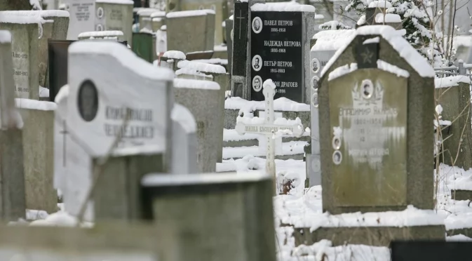 Гробарите в Румъния са принудени да работят на две места