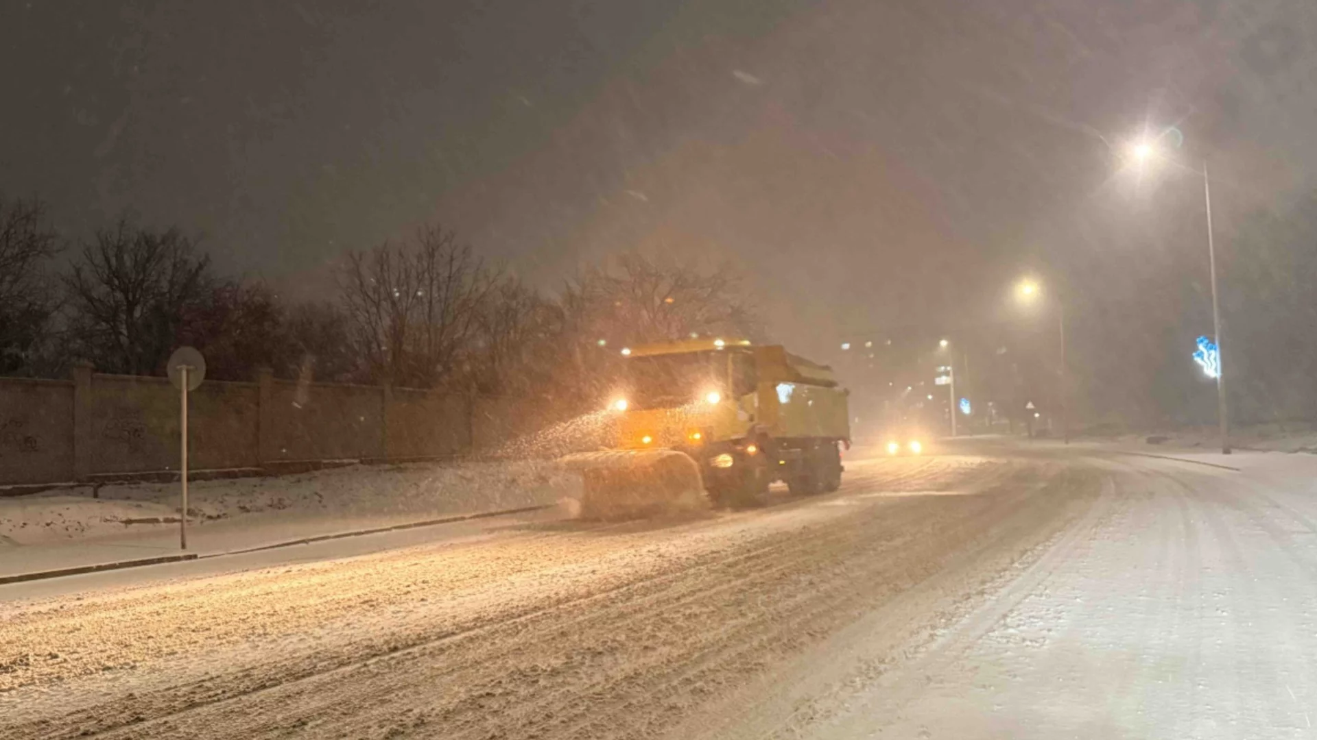 Продължава работата на снегопочистващите фирми в Русе след интензивните снеговалежи