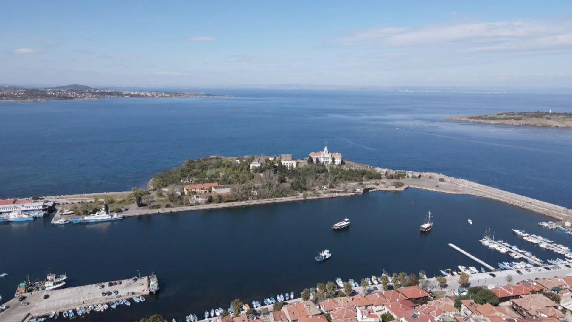 Каква ще е съдбата на о-в Св. Св. Кирик и Юлита: Министерството на културата разяснява