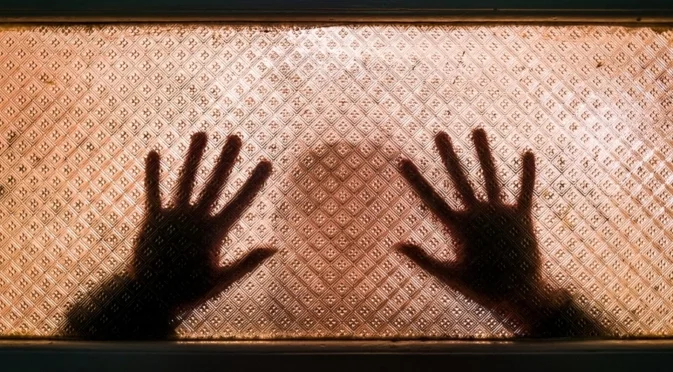 10 мъже са обвинени във Франция за изнасилване на дете на 5 годинки в съучастие с бащата