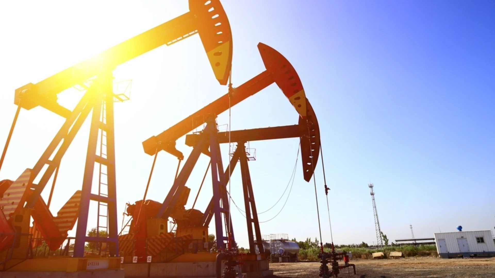 Доларът и ситуацията с Иран повлияха върху цената на петрола