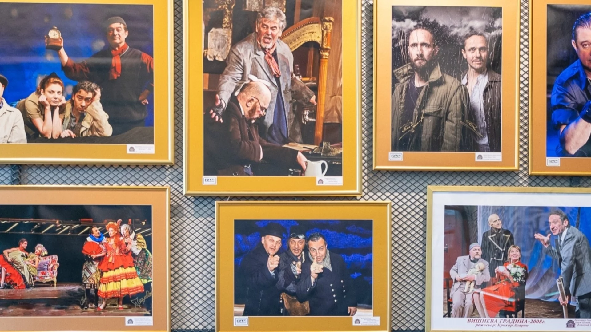 Фотографии на известни български актьори посрещат клиентите на най-новия магазин на Kaufland в столицата