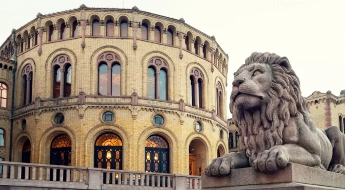 Норвежкият парламент гласува за запазване на монархията въпреки скандалите около Епстийн