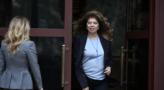 Сянката върху Йотова и нейният късмет: Анализатори за избора на служебен премиер