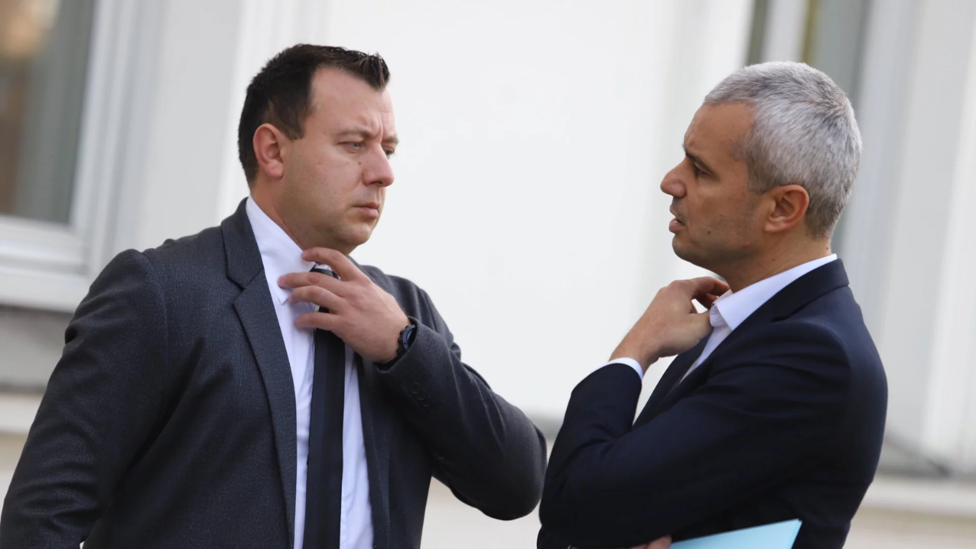 Парламентът върви към рязко свиване на секциите извън страната