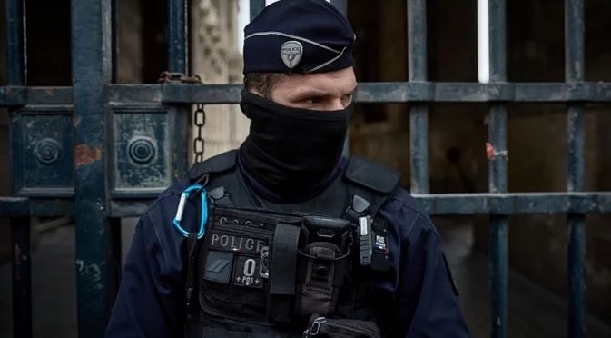 Учителка е в критично състояние след като бе намушкана с нож от ученик във Франция