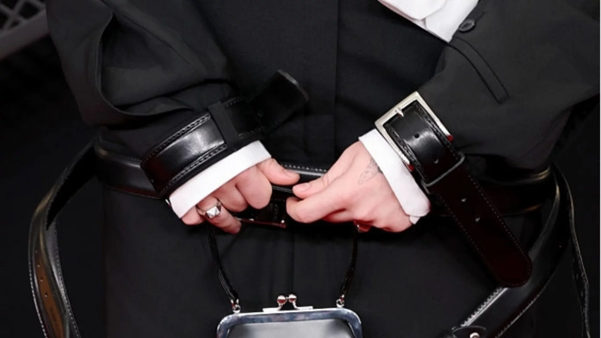 Носителка на няколко "Грами" разпали слухове за годеж (СНИМКИ)