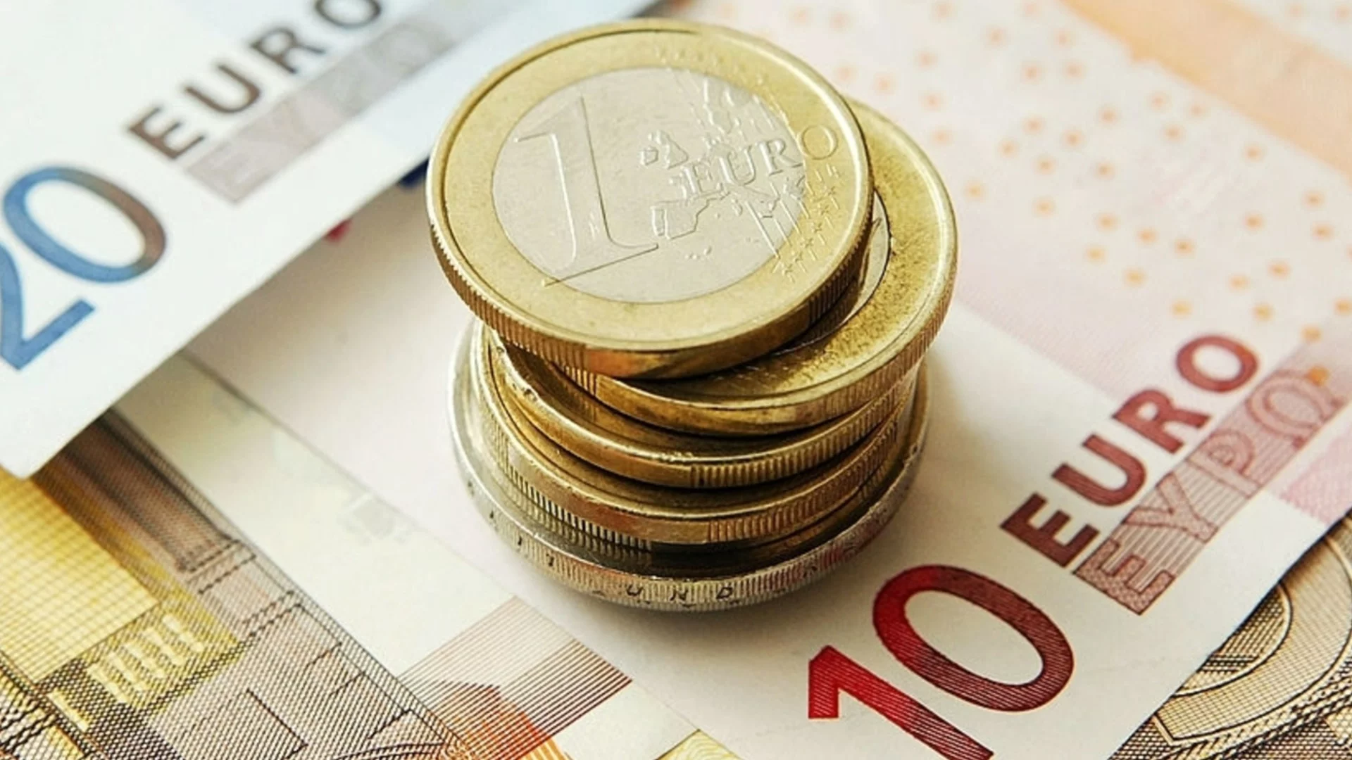 Любопитен завой в курса на еврото