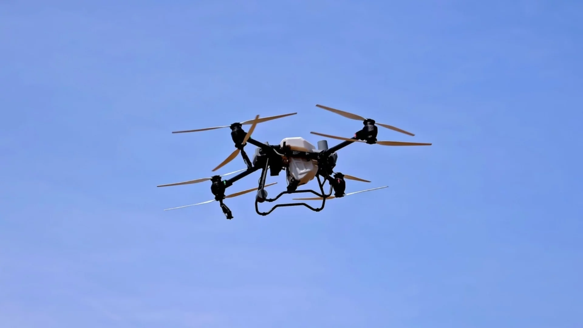 Дрон се е разбил на метри от оръжеен склад в полска военна база