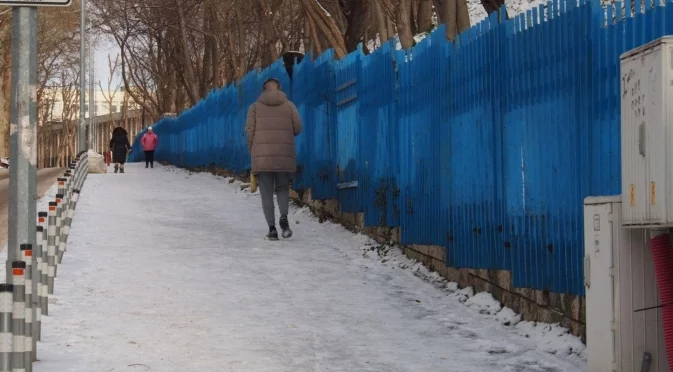 Ледени пързалки: Тротоарите и улици във Варна са непочистени