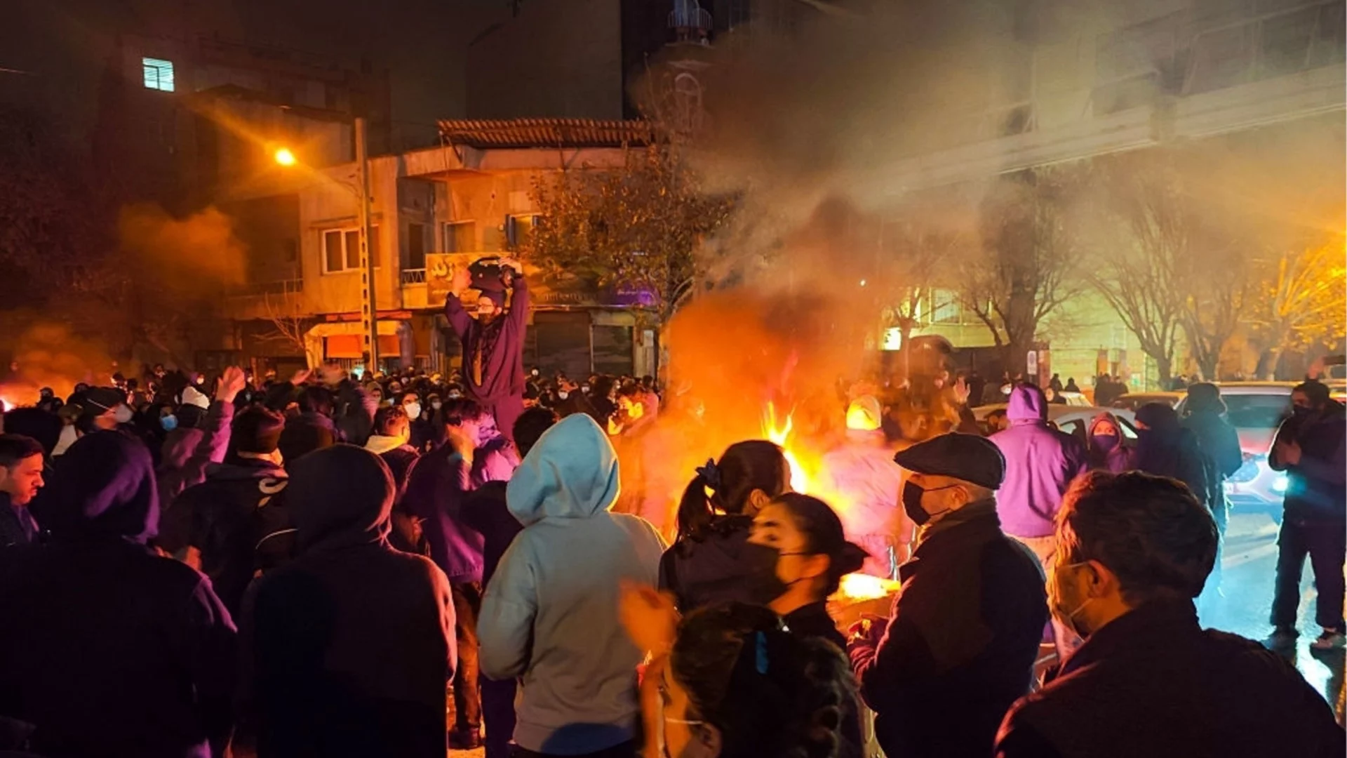 Брутален пожар изпепели стотици сергии на пазара в Техеран - там, където бе зародишът на протестите (ВИДЕО)