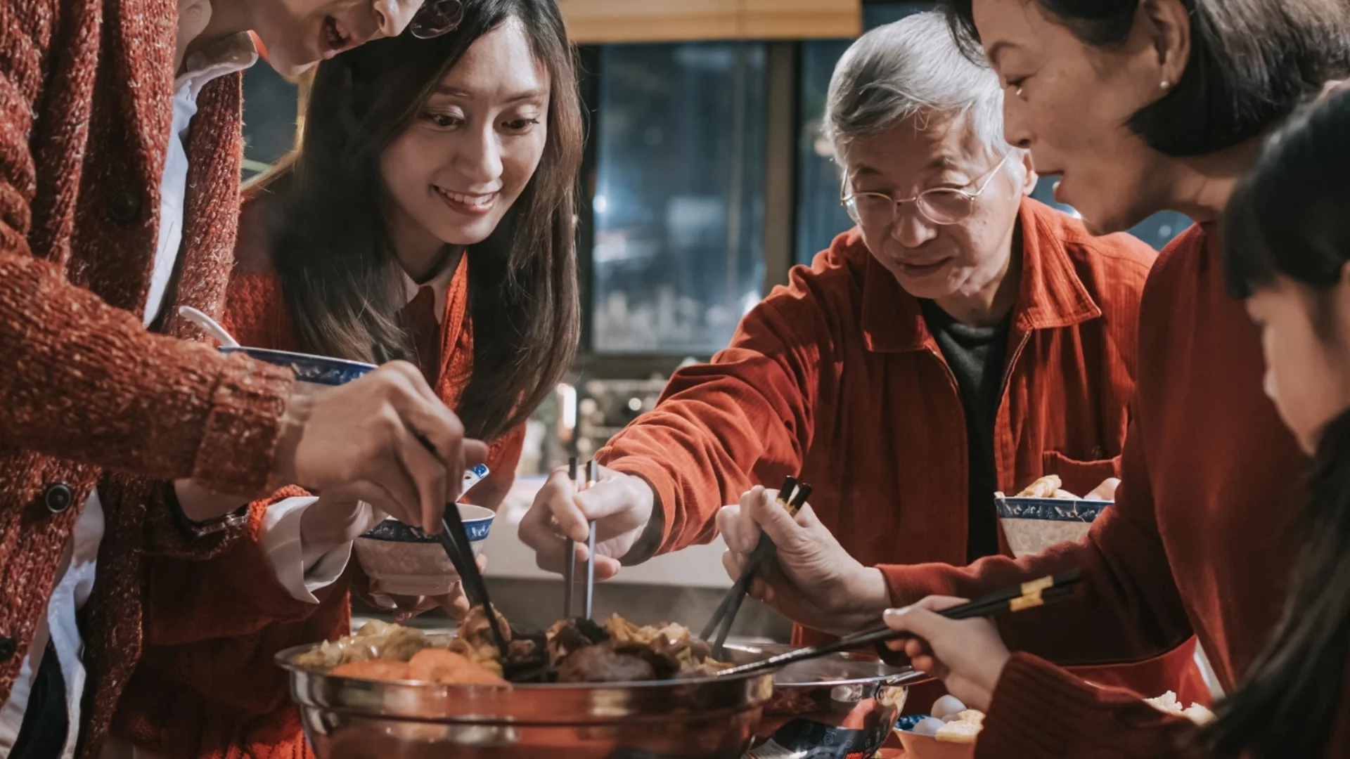 В чест на Огнения кон: 4 храни за Лунната Нова година, които носят късмет и просперитет