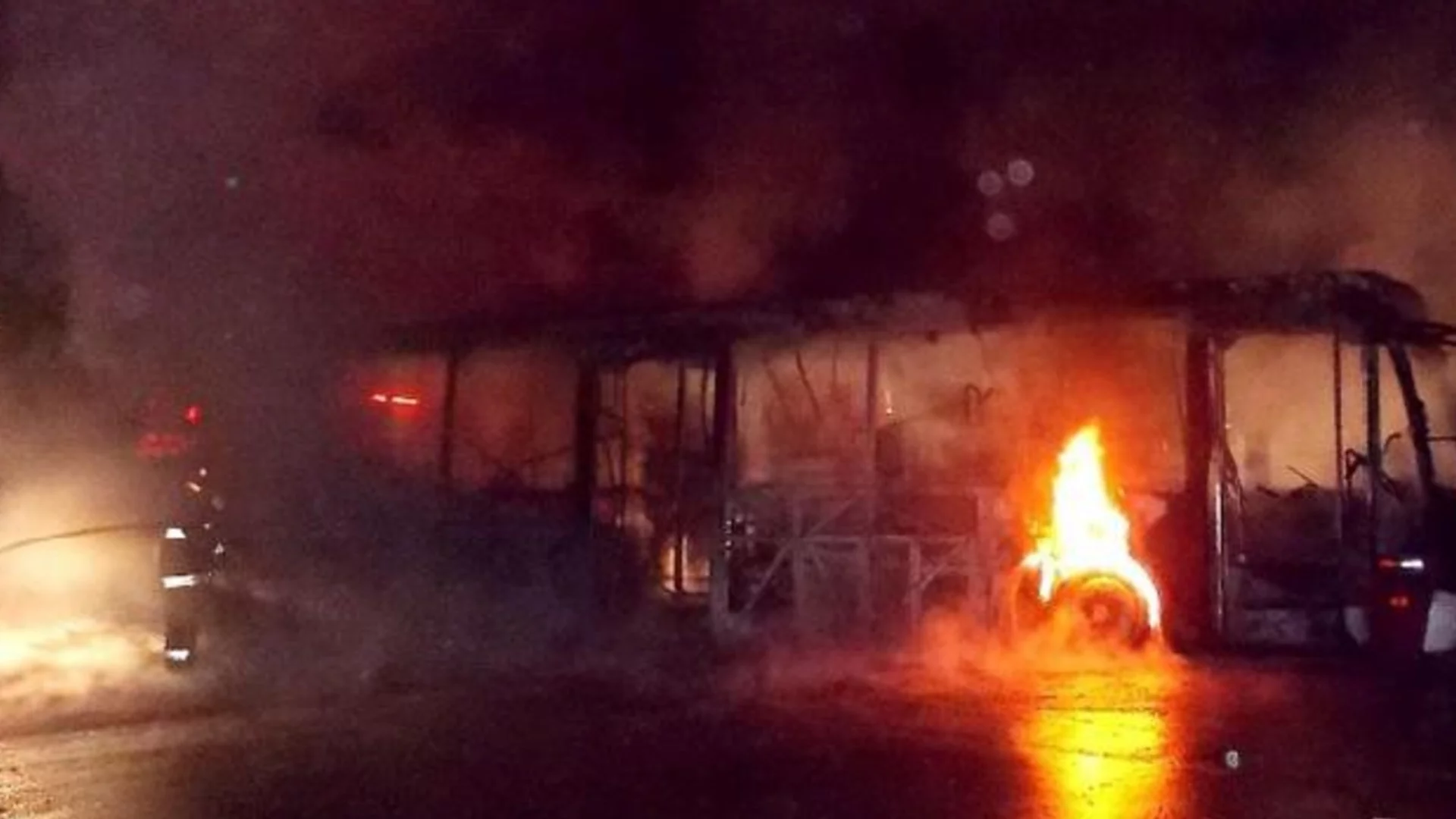 Автобус се запали на гръцка магистрала, близо до България (ВИДЕО)