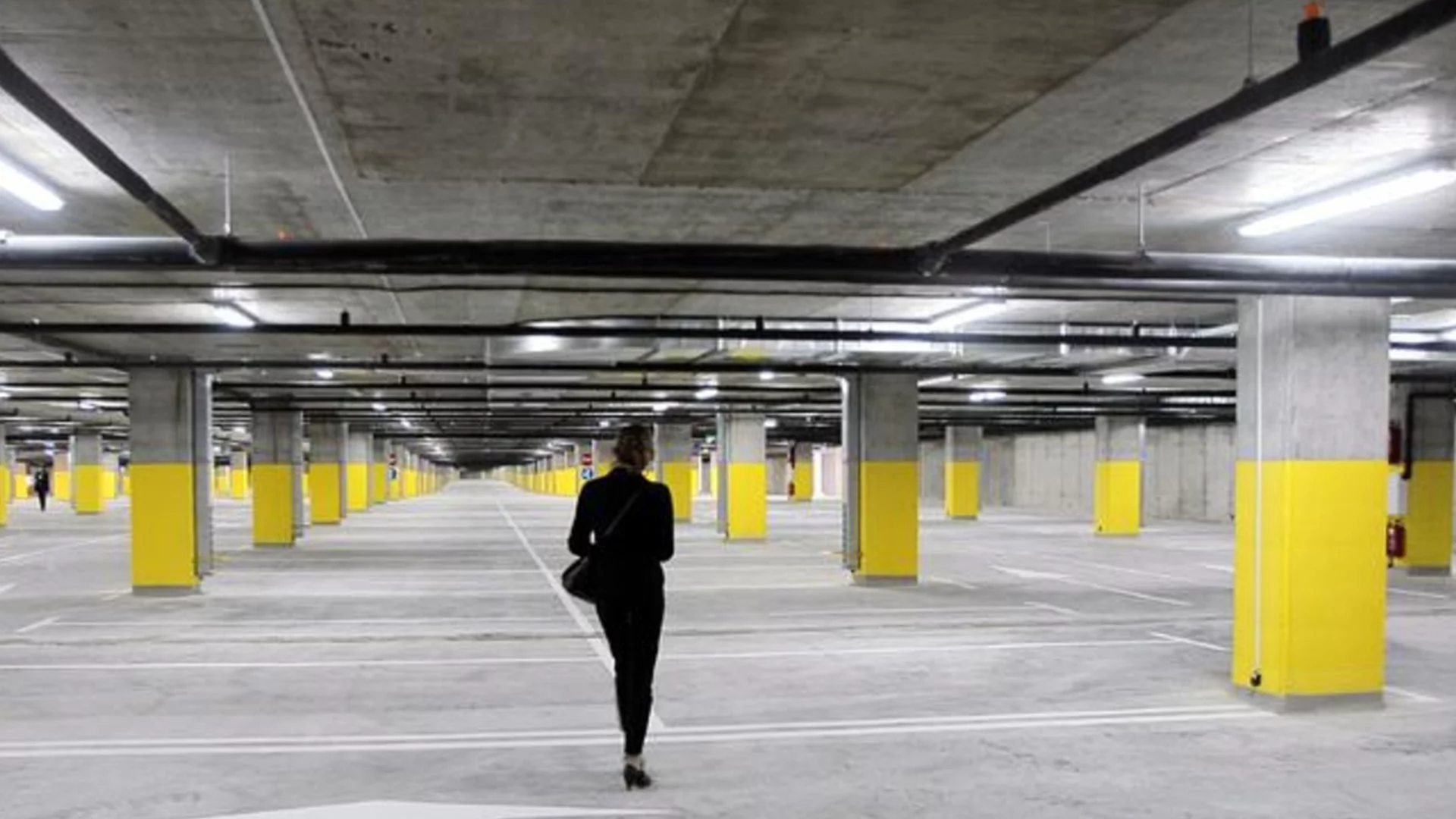 Заради злоупотреби Софийска община затваря два буферни паркинга на метрото и ги прави платени