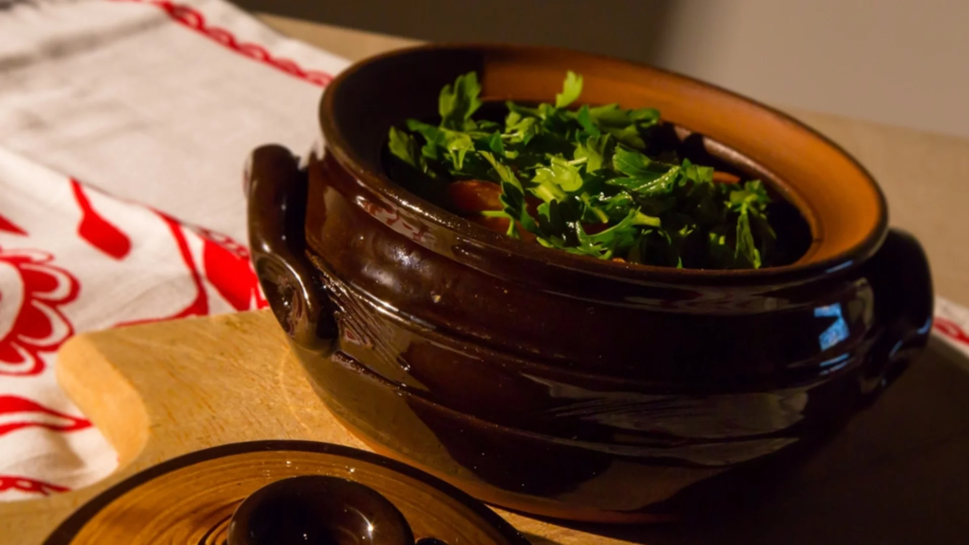 Кои са основните разлики между глинен и метален съд при готвене