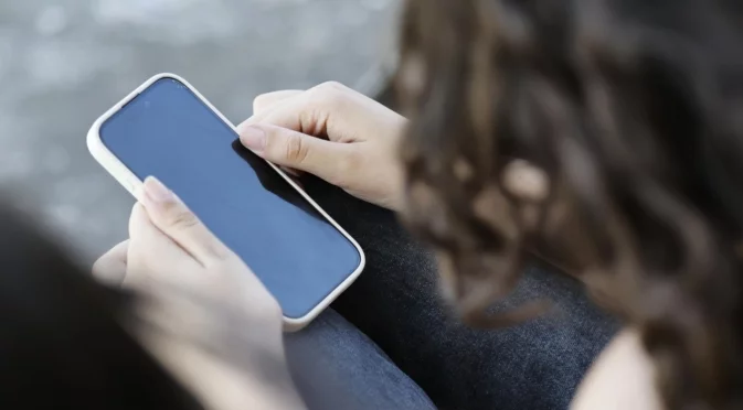 Мярката ще е трудна: Мнозинството германски тийнейджъри са против забраната на смартфоните в училищата