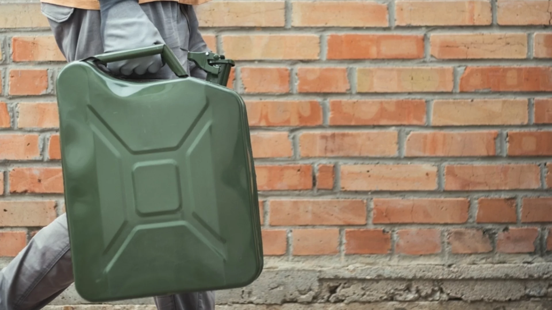 Тиха и необщителна: Момиче заля съучениците си с бензин и ги запали (+18 ВИДЕО)