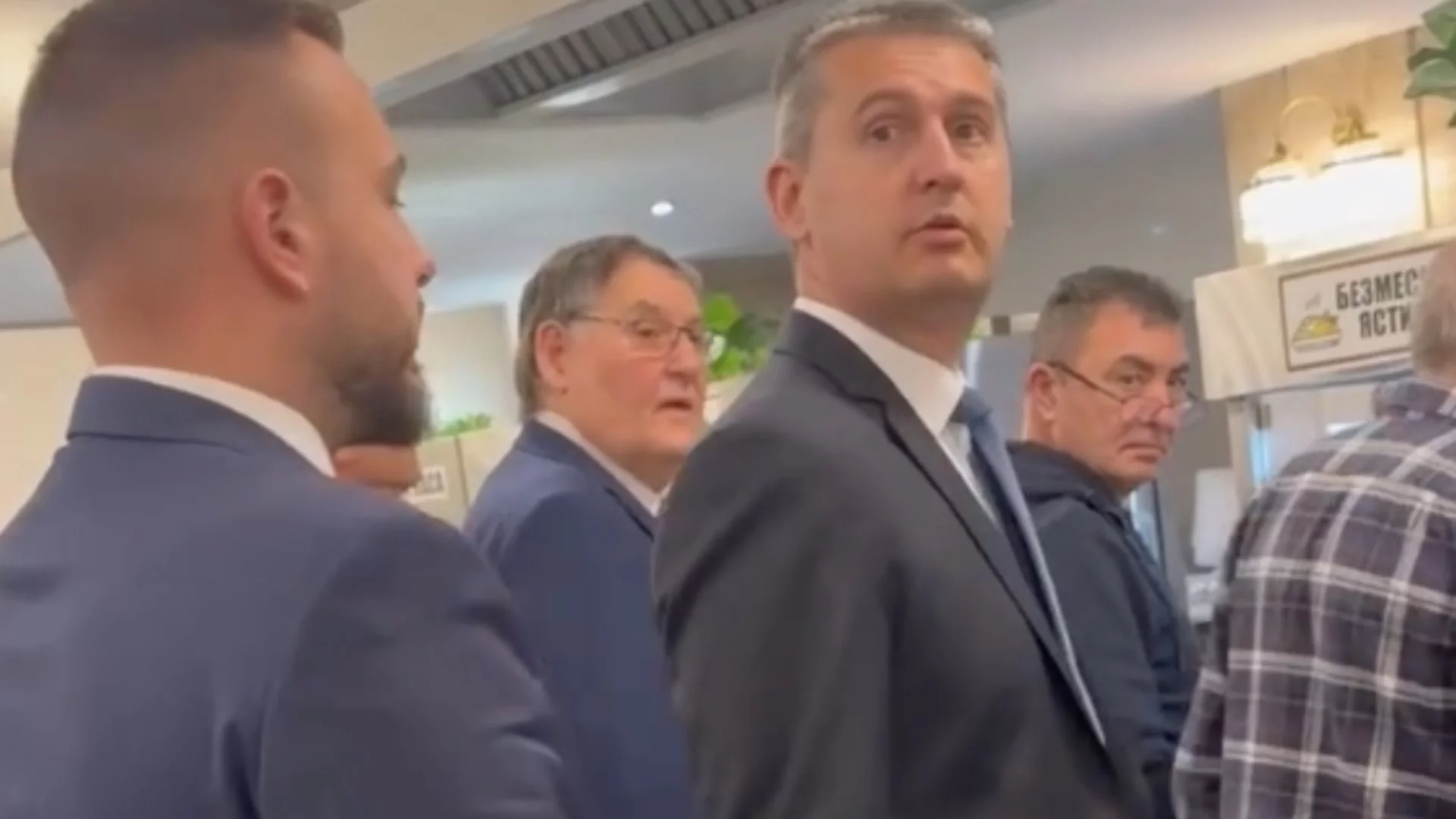 "Първото депутатски кюфте, купено с шиткойни": Божанков показа как "Възражане" ползва еврото (ВИДЕО)