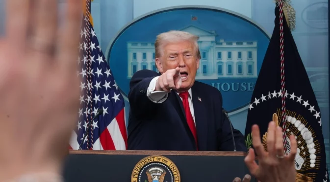 Тръмп подписа пакет от закони за бюджетни разходи 