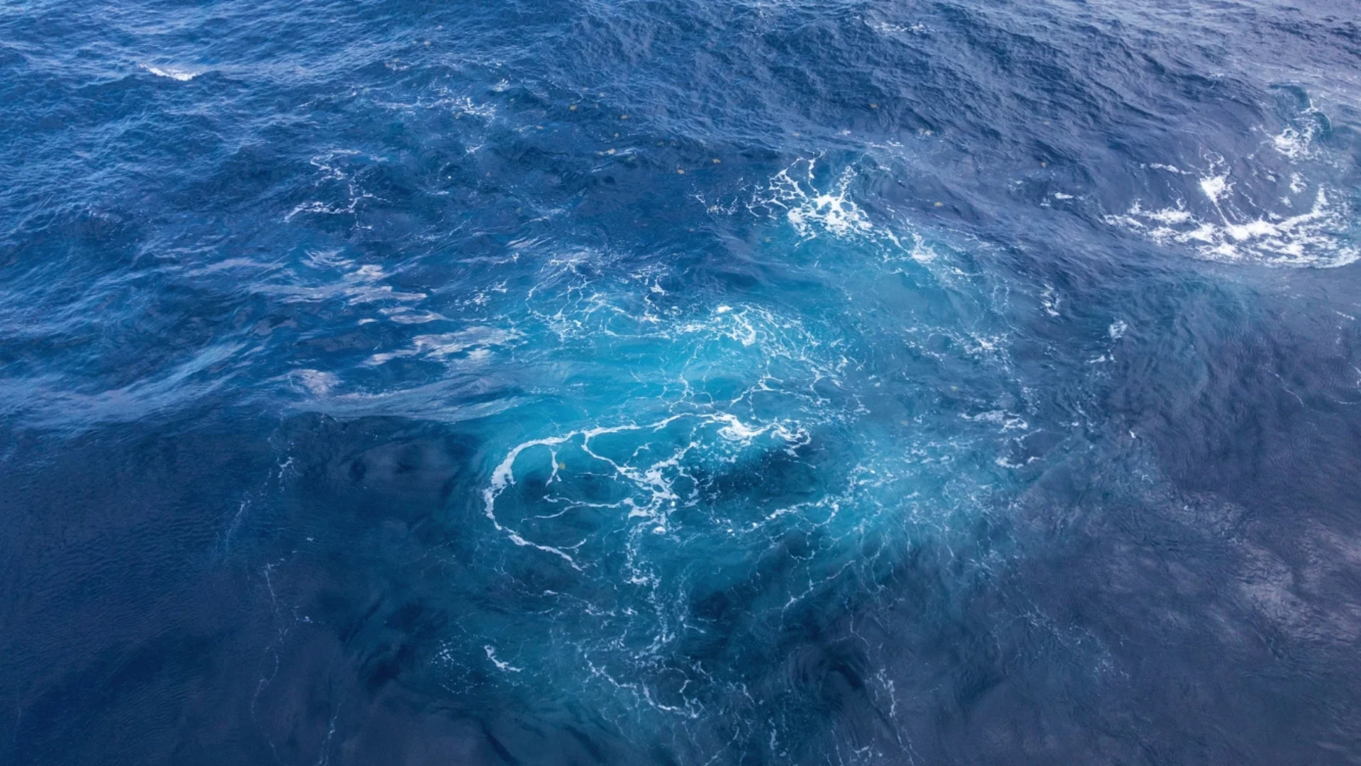 Плувал часове наред в океана, за да доведе помощ: 13-годишно момче спаси семейството си (ВИДЕО)