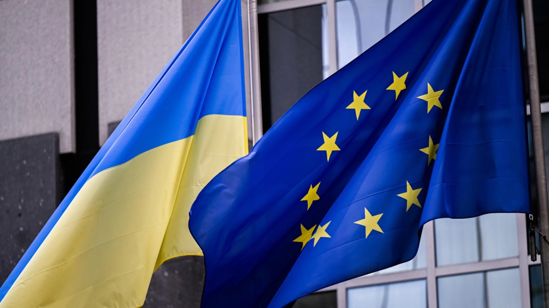 Глътка въздух за Украйна: Европейският съюз одобри спасителния пакет от 90 милиарда евро за Киев