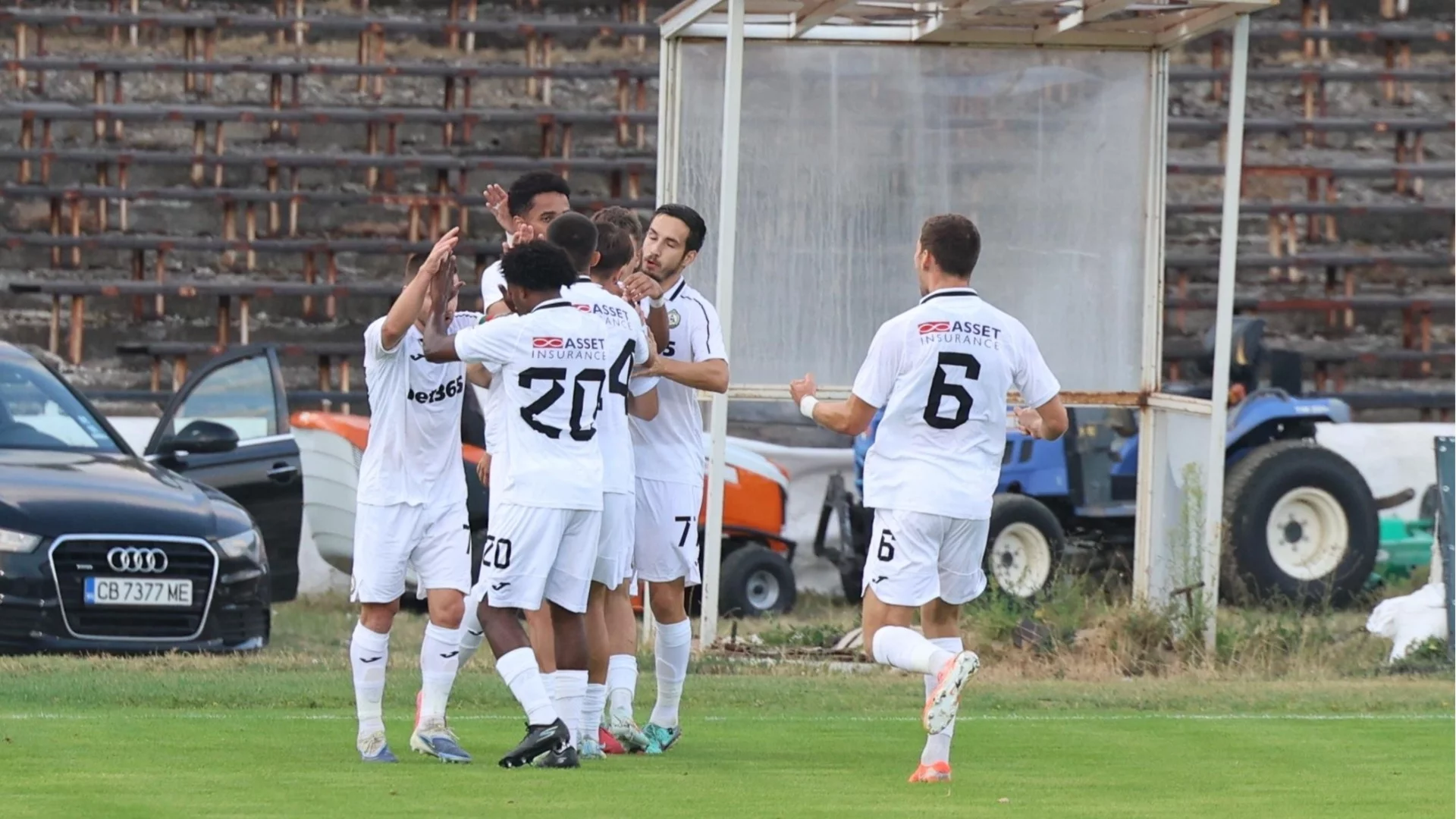 Тимове от Англия следят звезда на Славия