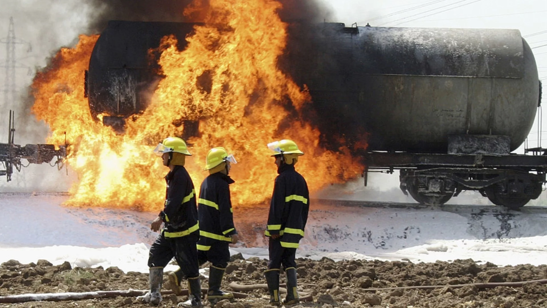 Огромно огнено кълбо и 30 вагона с бензин: Влак в Русия дерайлира (ВИДЕО)