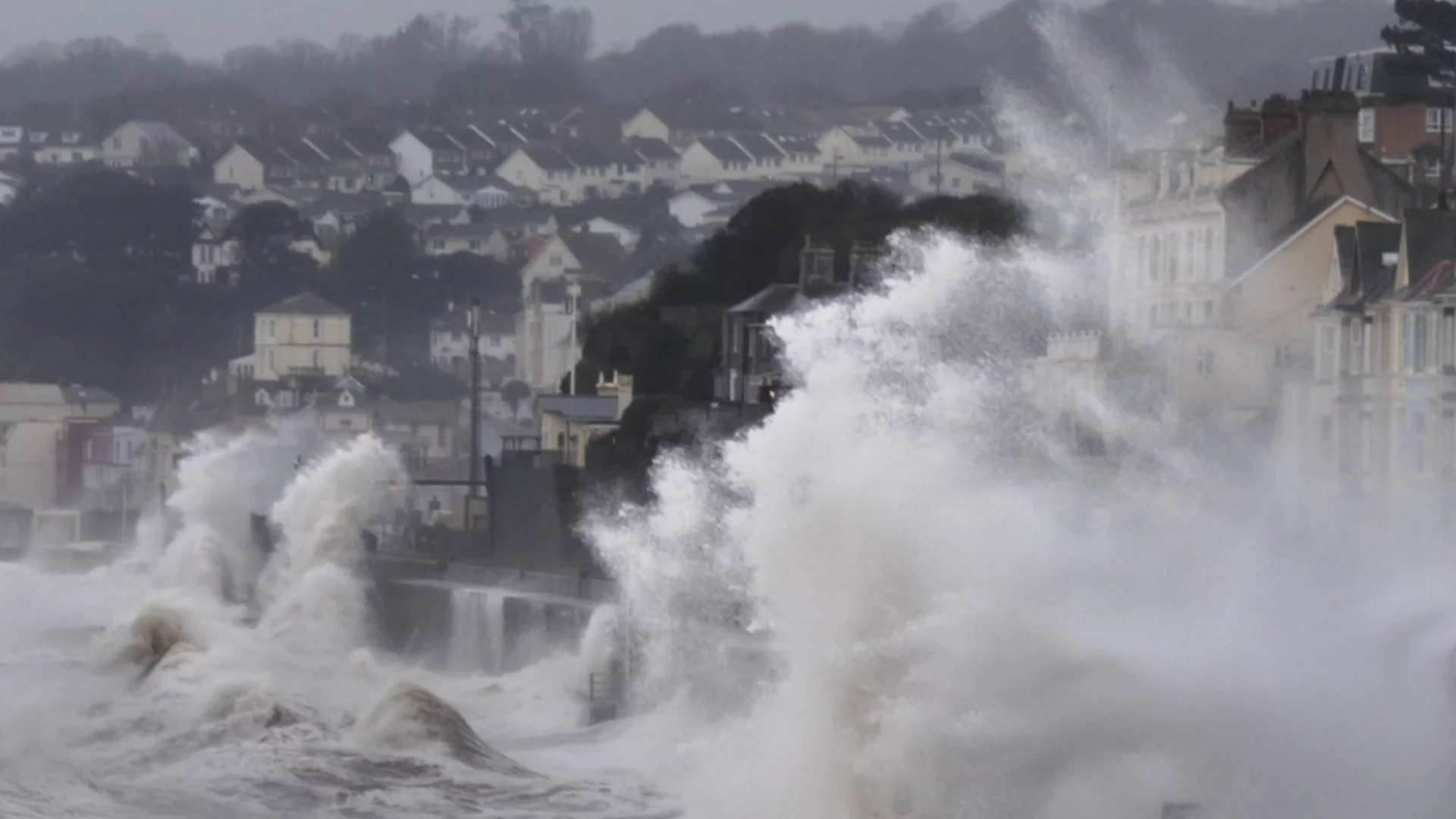 Корфу пострада от буря, има спрени фериботи в Гърция (ВИДЕО)